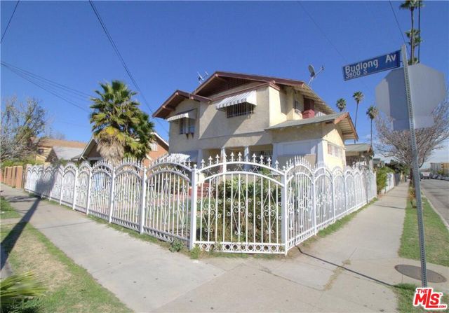 3876 S Budlong Avenue, Los Angeles CA: https://media.crmls.org/mediaz/9d051852-7788-4c3e-b04e-8012693819f0.jpg