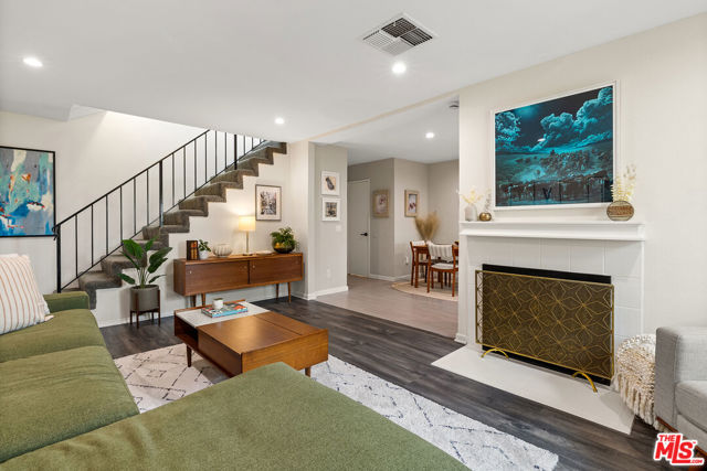 3827 W Avenue 41, Los Angeles CA: https://media.crmls.org/mediaz/9d053395-f8b6-42bd-8f73-16466708760e.jpg