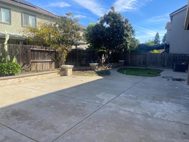 8747 Gessnger Dr, Elk Grove CA: https://media.crmls.org/mediaz/9d055869-3452-43a5-9bc6-01ead51bb4e7.jpg