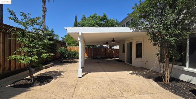 988 Chamomile Ln, Brentwood CA: https://media.crmls.org/mediaz/9d05b3ed-d856-4a54-8d7b-e4a5f2c78033.jpg