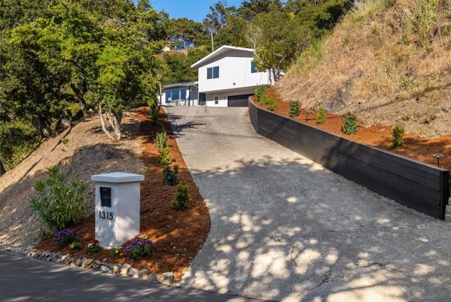 1315 Black Mountain Road, Hillsborough CA: https://media.crmls.org/mediaz/9d05bf43-9db1-440e-912d-3c02f4198fea.jpg
