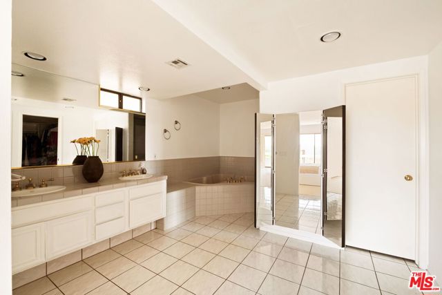 21694 Yucatan Avenue, Woodland Hills CA: https://media.crmls.org/mediaz/9d05f27f-a45a-4888-8284-726b17d90ec9.jpg