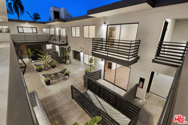 4938 Rosewood Avenue, Los Angeles CA: https://media.crmls.org/mediaz/9d05f33e-fc78-4656-b43f-1cc16f4c8566.jpg