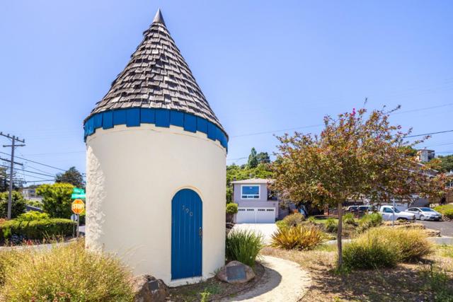 732 Alameda De Las Pulgas, Belmont CA: https://media.crmls.org/mediaz/9d066798-aa9a-4276-a7f7-4aad32bae97d.jpg