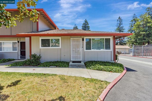3797 Oxford Cmn, Fremont CA: https://media.crmls.org/mediaz/9d087564-c323-4805-a907-b1af676c038e.jpg