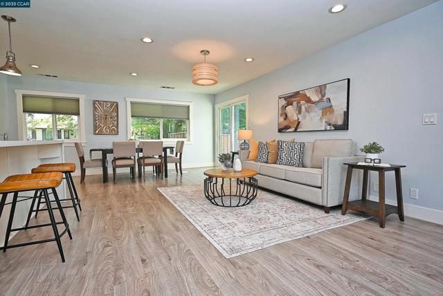 383 Caravelle Dr, Walnut Creek CA: https://media.crmls.org/mediaz/9d092e18-9829-40b5-a0e4-a21f776d0f2e.jpg
