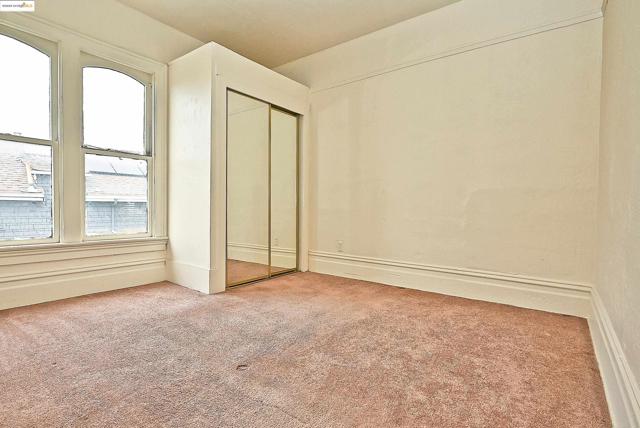 672 33Rd St, Oakland CA: https://media.crmls.org/mediaz/9d09a489-1195-4647-a2c6-585b0250cc20.jpg