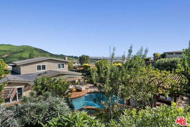 1305 Duende Lane, Pacific Palisades CA: https://media.crmls.org/mediaz/9d0a0676-94e9-4734-b765-33c1438a2183.jpg