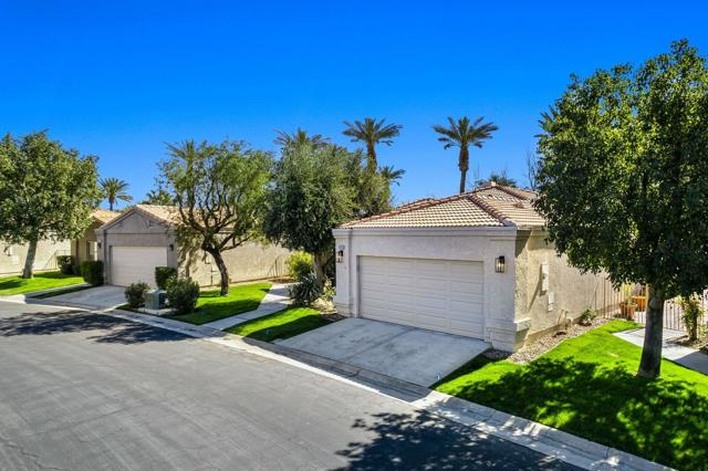 48205 Vista De Nopal, La Quinta CA: https://media.crmls.org/mediaz/9d0a4910-d416-4d24-8836-4d002ecd42e4.jpg