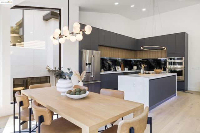7270 Woodrow Dr, Oakland CA: https://media.crmls.org/mediaz/9d0b449b-67f9-4c07-8b6f-45df0bde31b6.jpg