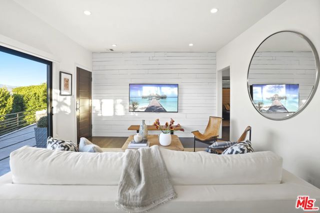 3838 Buena Park Drive, Studio City CA: https://media.crmls.org/mediaz/9d0b6b65-580e-418f-a378-f81603a1d09d.jpg