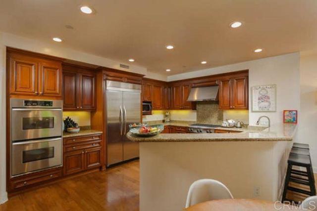 Detail Gallery Image 7 of 15 For 1040 Genter St #205,  La Jolla,  CA 92037 - 3 Beds | 2/1 Baths