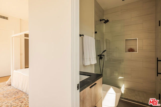 3920 Knobhill Drive, Sherman Oaks CA: https://media.crmls.org/mediaz/9d0cea98-1fcf-4c29-ab92-dbc2d2378286.jpg