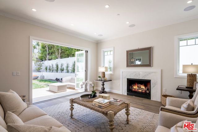 530 Arbramar Avenue, Pacific Palisades CA: https://media.crmls.org/mediaz/9d0dbb30-4ae2-4057-9356-0e312301fbfd.jpg