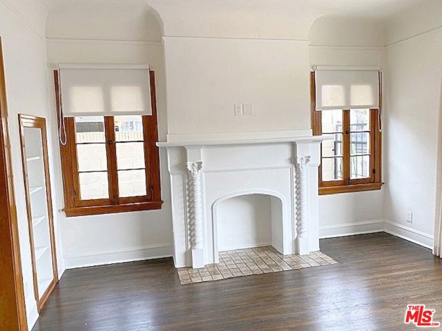 25 Falcon Avenue, Long Beach CA: https://media.crmls.org/mediaz/9d0de513-001f-47d6-85d1-02ae34450822.jpg
