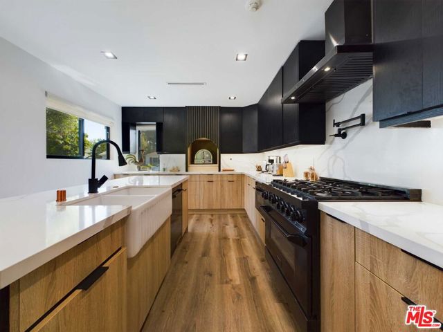 5109 Longridge Avenue, Sherman Oaks CA: https://media.crmls.org/mediaz/9d0e697b-372a-4a72-a9a4-a71547df7693.jpg