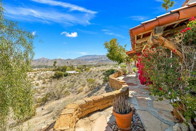 48600 Coyote Road, Palm Desert CA: https://media.crmls.org/mediaz/9d0e93bd-f8c2-4ab2-aa71-1e3e5576f7e3.jpg