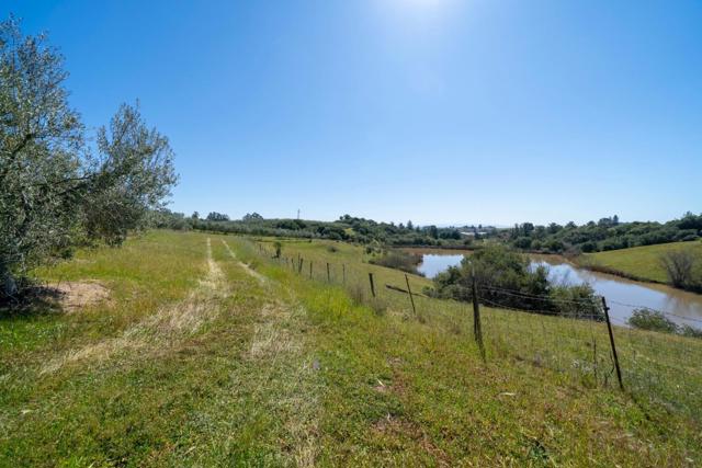 211 Smith Road, Watsonville CA: https://media.crmls.org/mediaz/9d0eaf39-1d82-4088-88e7-ec235c45164e.jpg