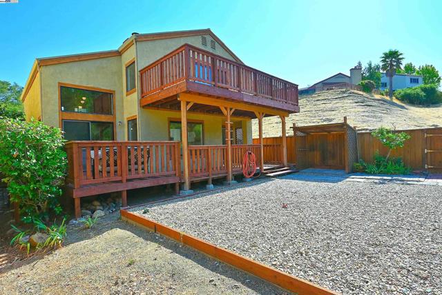 28111 Ziele Creek Dr, Hayward CA: https://media.crmls.org/mediaz/9d0eddb6-776f-4b10-be8d-280f0fc77a69.jpg