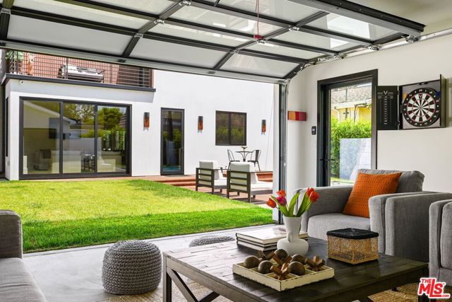 4153 Vantage Avenue, Studio City CA: https://media.crmls.org/mediaz/9d0f99dc-ddd2-465b-8d18-703073a689f3.jpg