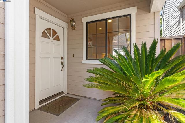 35 Leonard Ct, Alameda CA: https://media.crmls.org/mediaz/9d10b513-5f54-4c22-9114-11e8dee57b4e.jpg