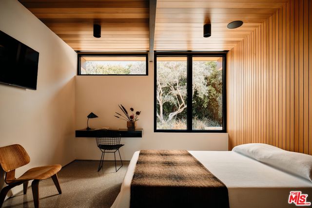 5637 Busch Drive, Malibu CA: https://media.crmls.org/mediaz/9d11540b-ae02-470d-8ecb-84db2ce978cf.jpg