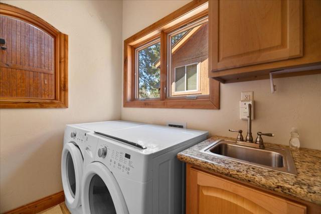 1215 Wolf Creek Court, Big Bear CA: https://media.crmls.org/mediaz/9d115516-4b92-4887-966a-6efbd725e1b7.jpg