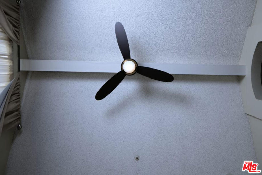 https://media.crmls.org/mediaz/9d117ff9-b7eb-476f-b4d0-f771ea12bb1c.jpg?preset=X-Large
