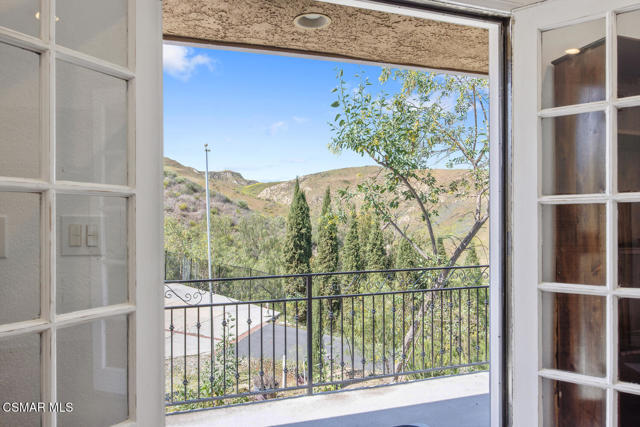 3166 Sycamore Drive, Simi Valley CA: https://media.crmls.org/mediaz/9d135271-f965-4f78-9266-477e4a422416.jpg