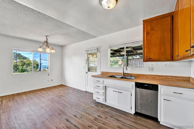 328 30 9th St, Del Mar CA: https://media.crmls.org/mediaz/9d13653c-a389-400e-a73d-8aa7adcd6ed2.jpg
