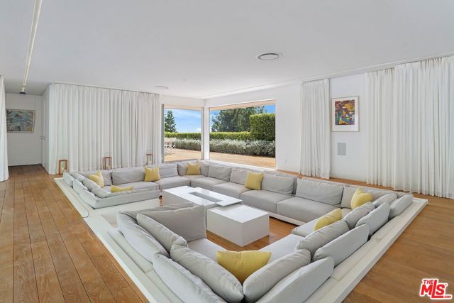 1106 N Hillcrest Road, Beverly Hills CA: https://media.crmls.org/mediaz/9d143ed5-0182-4e48-a229-f20d02c93a1c.jpg