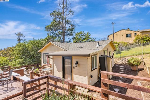 19975 JOHN DR, Castro Valley CA: https://media.crmls.org/mediaz/9d14796b-defb-463f-a636-e68ad4c0e33f.jpg