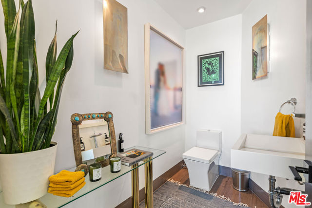 1501 Viewsite Terrace, Los Angeles CA: https://media.crmls.org/mediaz/9d14941f-8cf9-4745-bb43-ce776bcd2a4d.jpg