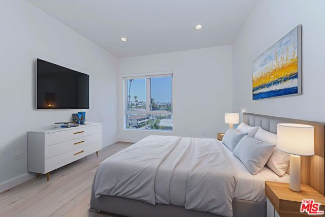 105 S Mariposa Avenue, Los Angeles CA: https://media.crmls.org/mediaz/9d14b9b8-7671-44ce-9649-a8b209d8b928.jpg