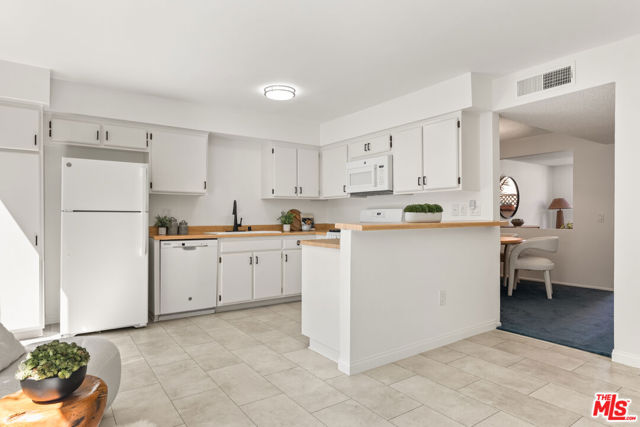 22038 Vanowen Street, Woodland Hills CA: https://media.crmls.org/mediaz/9d14ebd9-d7ce-4b1c-99d1-2b9ef1c07e45.jpg