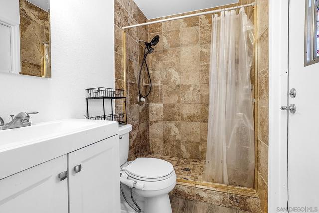 475 Rivera Ct, Chula Vista CA: https://media.crmls.org/mediaz/9d1538da-ee38-4353-a365-9a12b44bb2e9.jpg