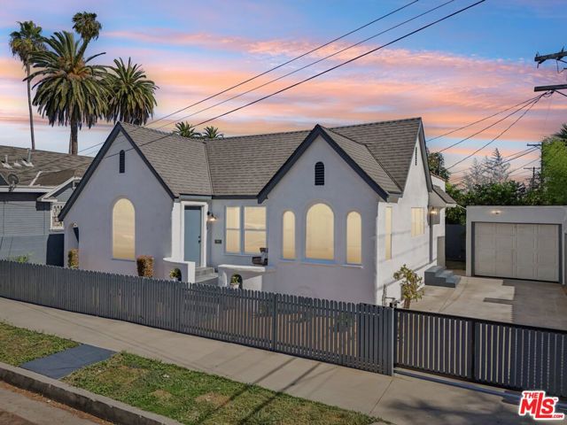 4438 W 28th Street, Los Angeles CA: https://media.crmls.org/mediaz/9d158a3b-1972-4f64-bb5d-ed86c88a385c.jpg