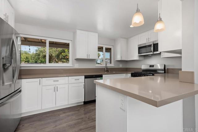 Detail Gallery Image 4 of 29 For 2333 Scott Way, Escondido,  CA 92027 - 4 Beds | 2 Baths