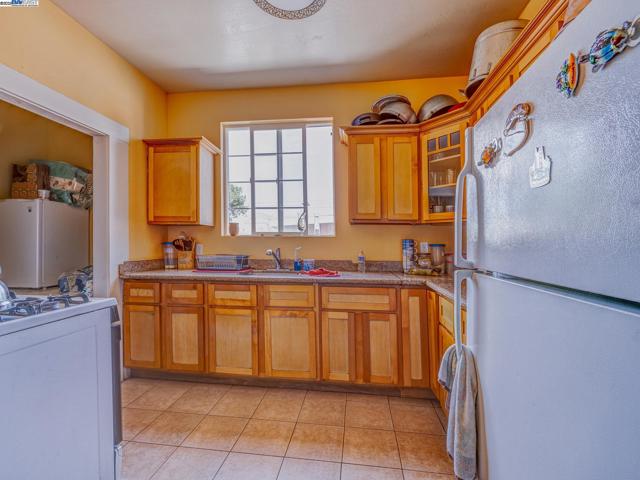 1437 25Th Ave, Oakland CA: https://media.crmls.org/mediaz/9d16b8af-8a64-4f47-a18c-d1771f22724e.jpg