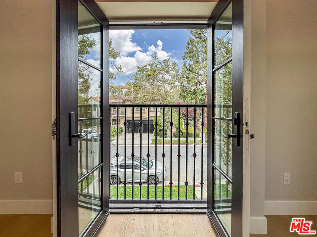 150 N Arnaz Drive, Beverly Hills CA: https://media.crmls.org/mediaz/9d16e617-d909-4ed5-a4b4-c46457f28b55.jpg