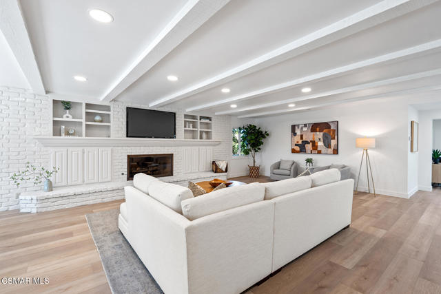 1251 Calle Las Casas, Thousand Oaks CA: https://media.crmls.org/mediaz/9d17c67c-f69f-4338-b816-444a3960e2ce.jpg