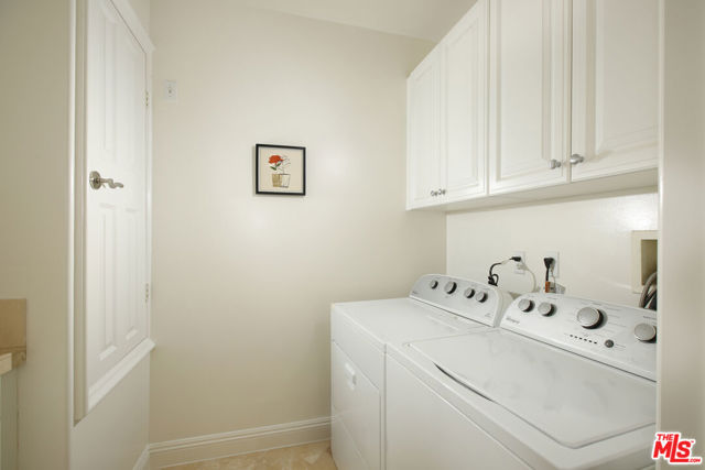 143 N Arnaz Drive, Beverly Hills CA: https://media.crmls.org/mediaz/9d18bb8e-6bb5-46a2-9bb1-04976e8ffba8.jpg