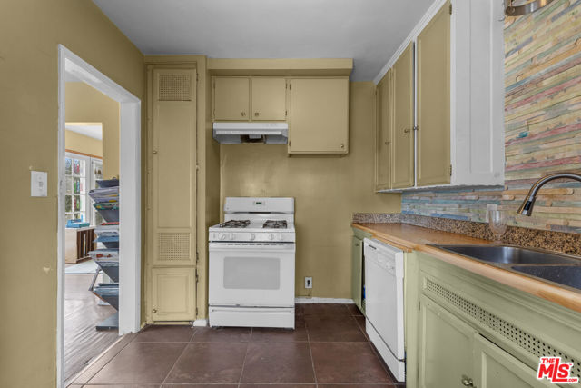 2610 1/2 7th Avenue, Los Angeles CA: https://media.crmls.org/mediaz/9d198cc3-c464-484e-b981-30853a02222f.jpg