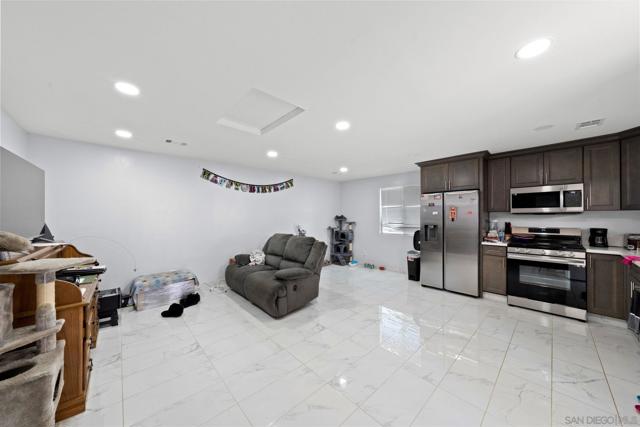 619 Dorothy St, El Cajon CA: https://media.crmls.org/mediaz/9d1a7aef-63d0-4f93-afb5-28f6e0f07974.jpg