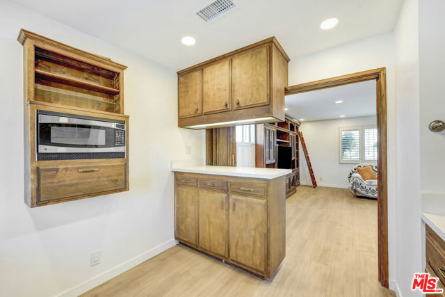 6409 Graves Avenue, Lake Balboa CA: https://media.crmls.org/mediaz/9d1af287-ec8e-4a74-a771-02fa8225171b.jpg