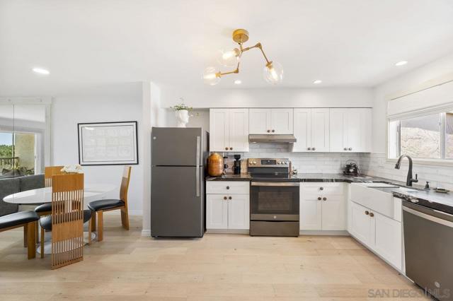 902 Caminito Madrigal, Carlsbad CA: https://media.crmls.org/mediaz/9d1c0465-c293-4873-8fd0-dcb9db33973b.jpg