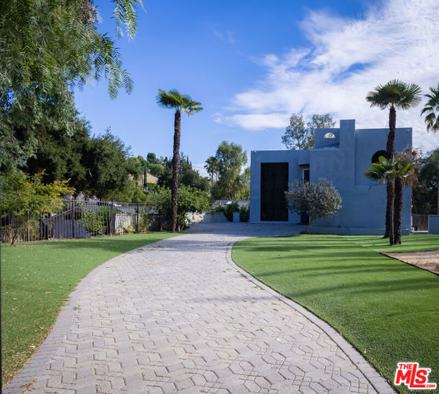 21329 Mulholland Drive, Woodland Hills CA: https://media.crmls.org/mediaz/9d1c4deb-204b-43c6-a690-8fe342f42565.jpg