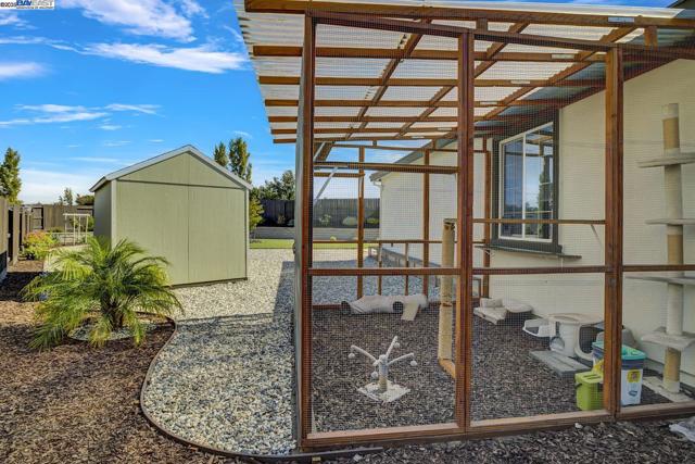 4014 Kenwood Cir, Oakley CA: https://media.crmls.org/mediaz/9d1cb024-a9a3-43c9-9528-c204c5e10c6e.jpg
