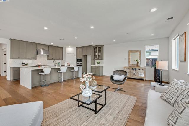 2222 Davie Pl, Tracy CA: https://media.crmls.org/mediaz/9d1ce0eb-ce0d-425b-969c-78347ec246ee.jpg