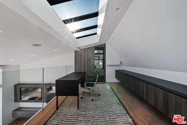 18954 Pacific Coast Highway, Malibu CA: https://media.crmls.org/mediaz/9d1cfe1f-c769-460b-995e-577602b94e58.jpg